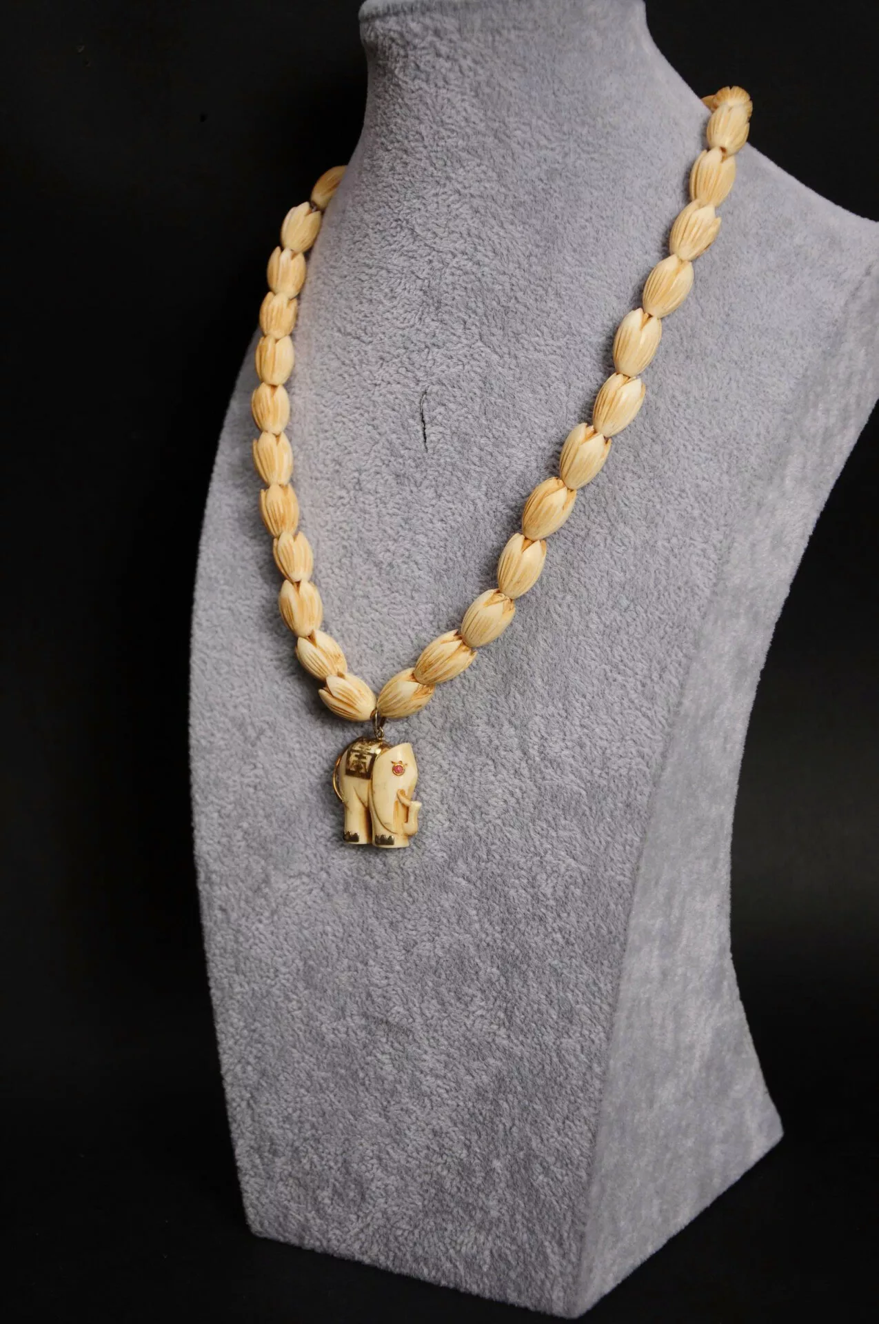 Bộ sưu tập trang sức ngà voi