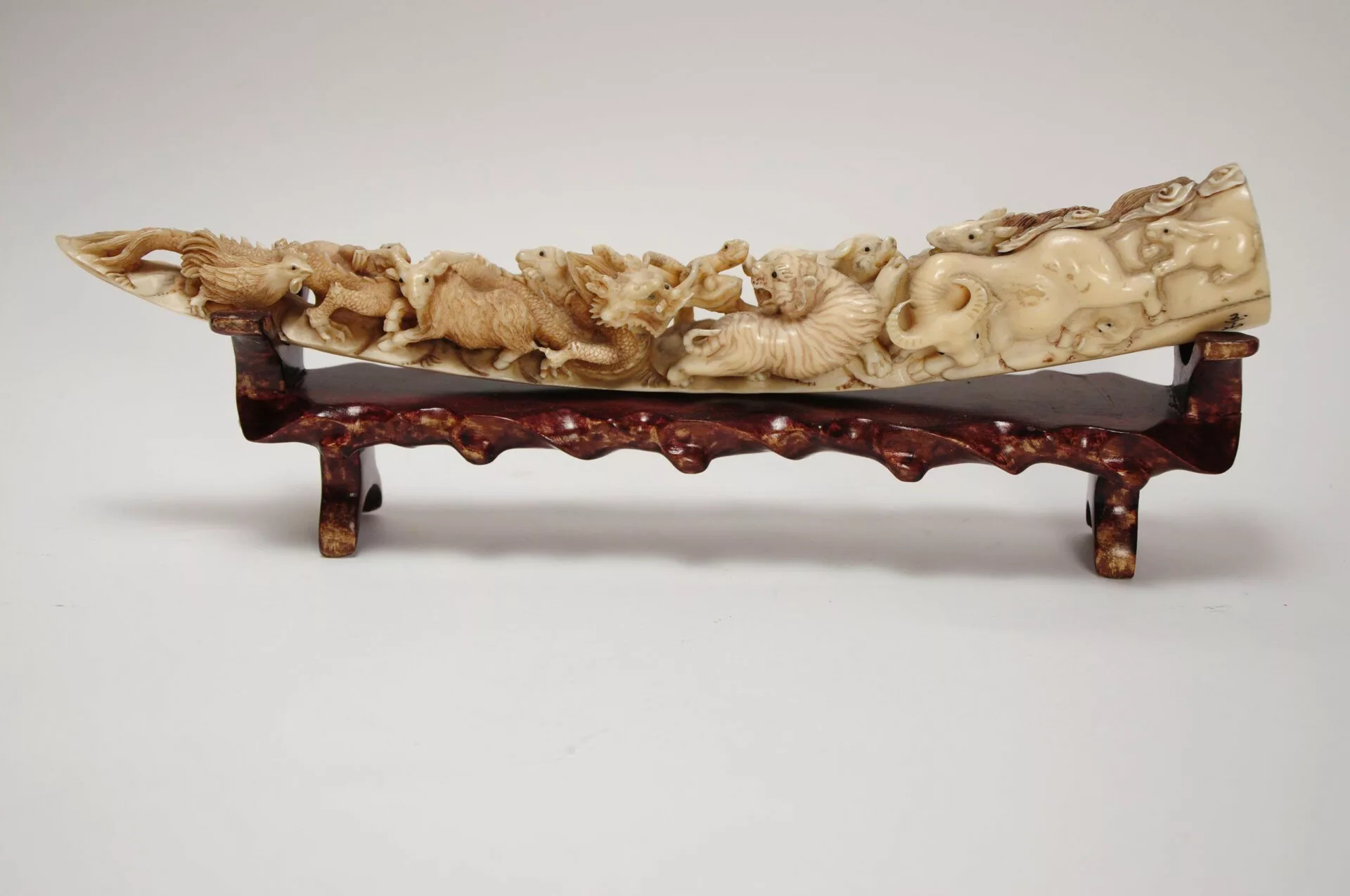 Điêu khắc ngà voi hình tượng 12 con giáp