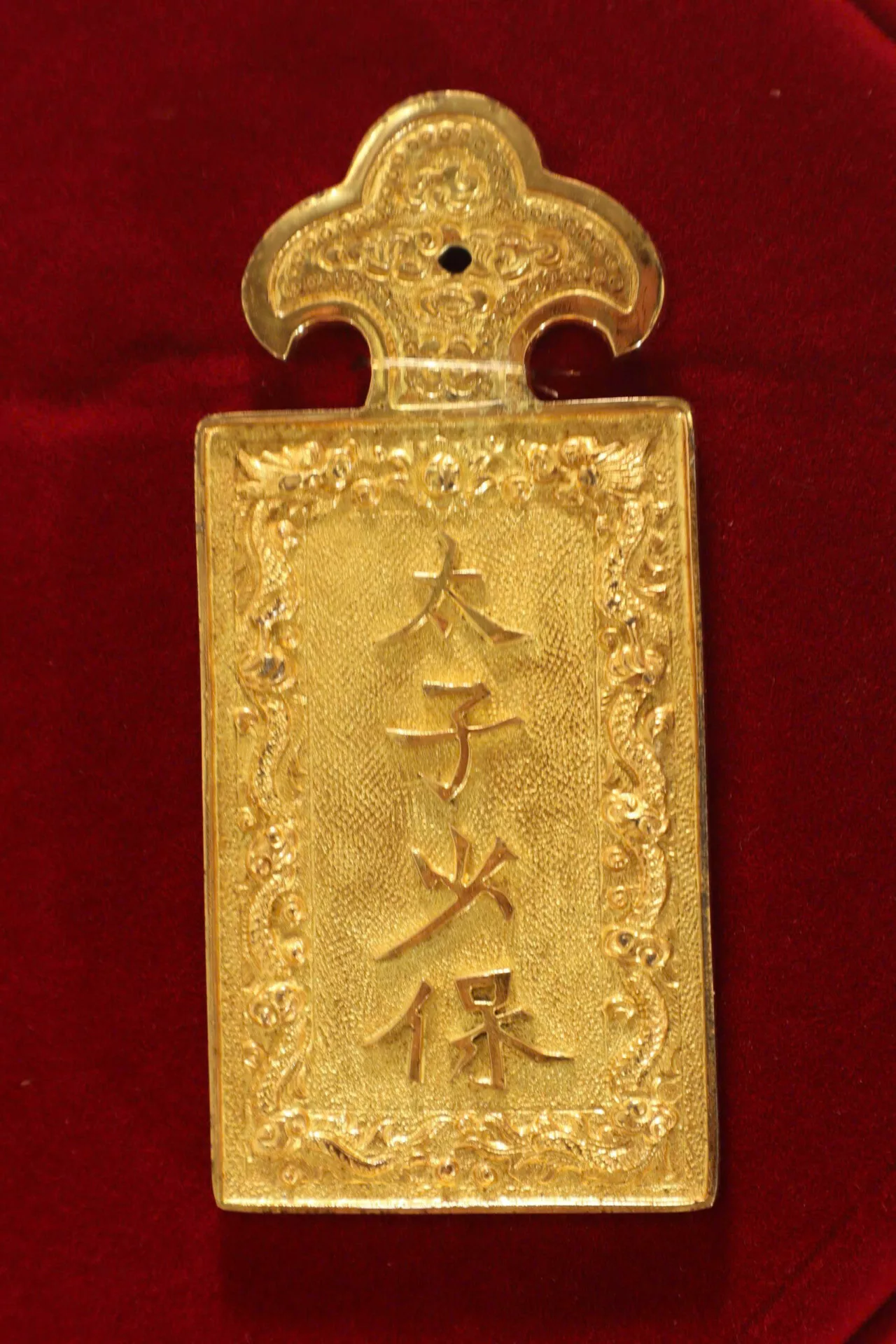 TRANG SỨC QUYỀN UY TRIỀU NGUYỄN