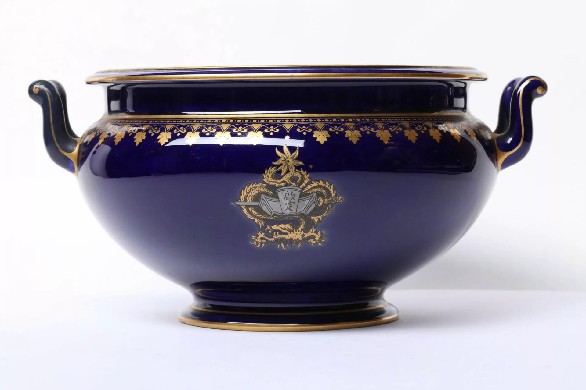 Bộ hiện vật đồ sứ dát vàng- Bộ III