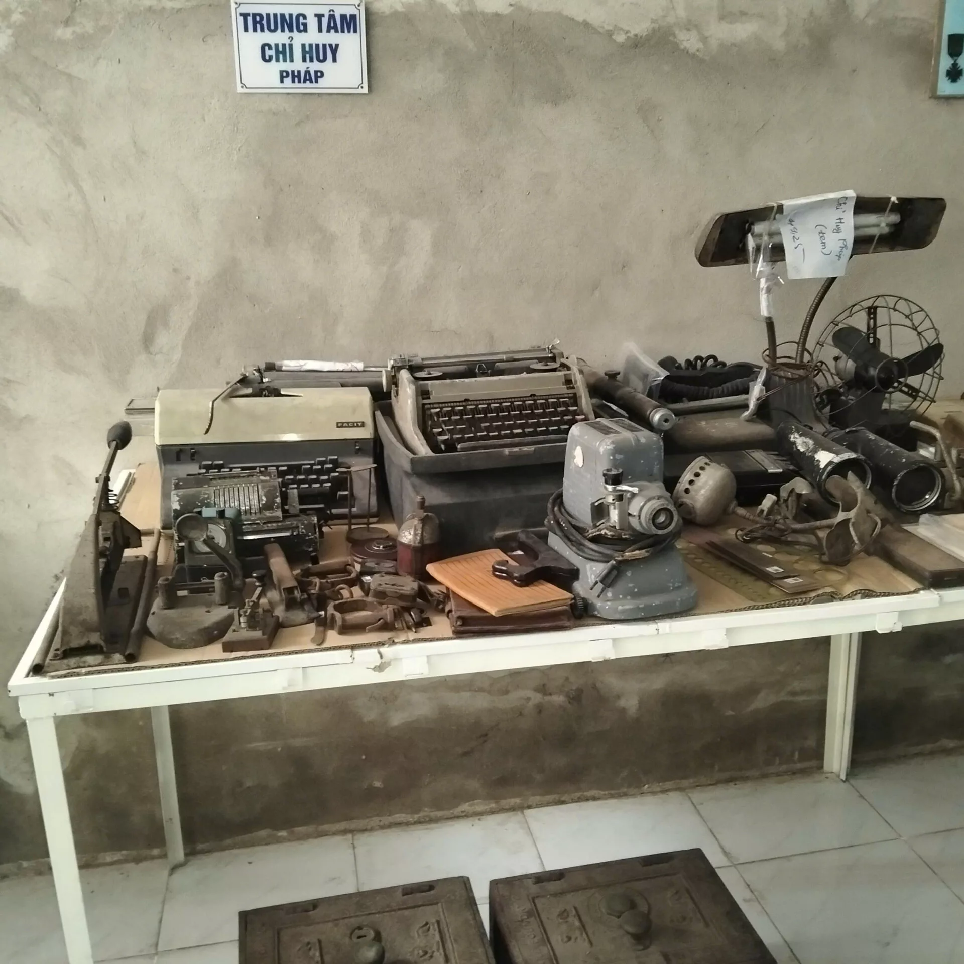 Vật dụng văn phòng – Trung tâm chỉ huy Pháp