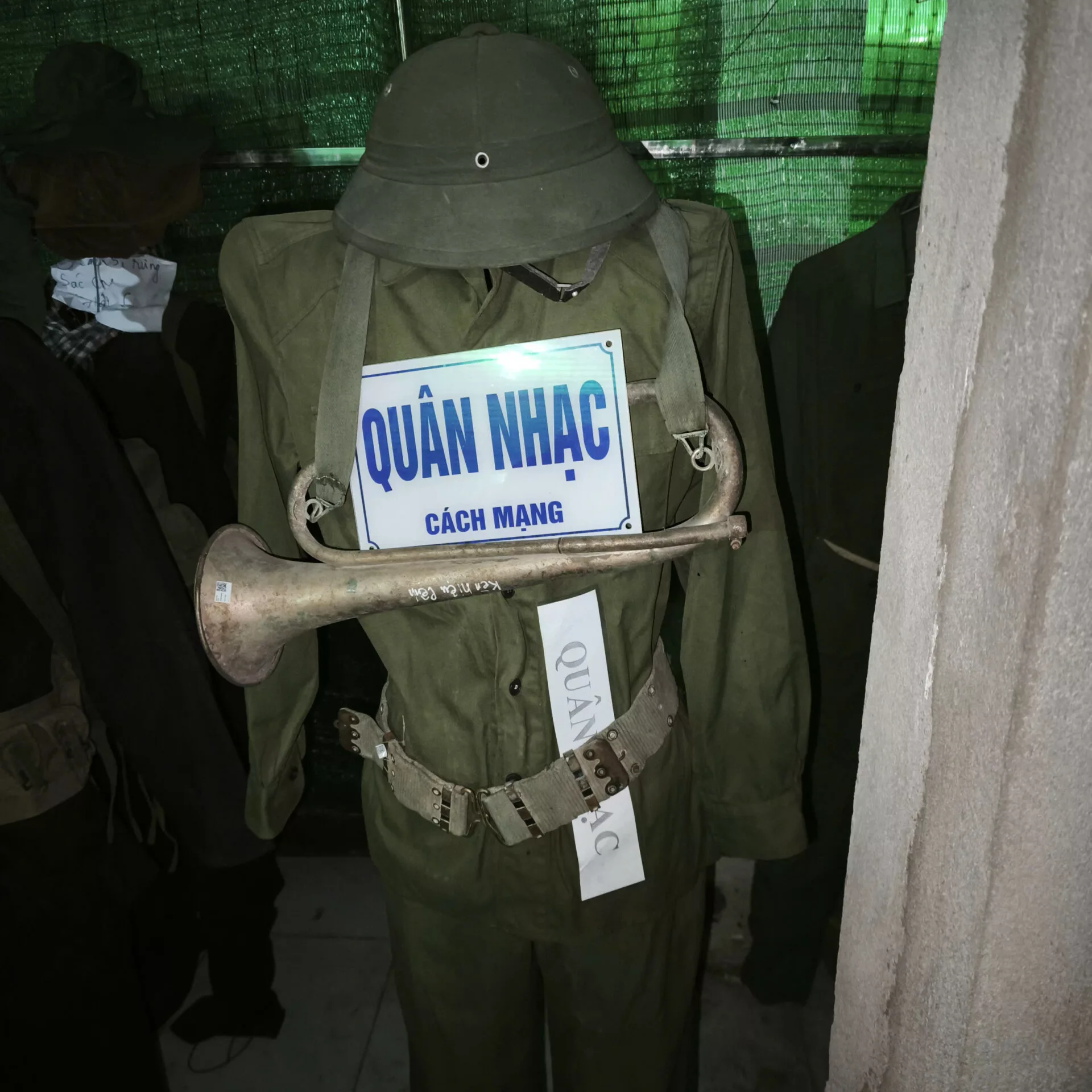 QUÂN PHỤC QUÂN NHẠC