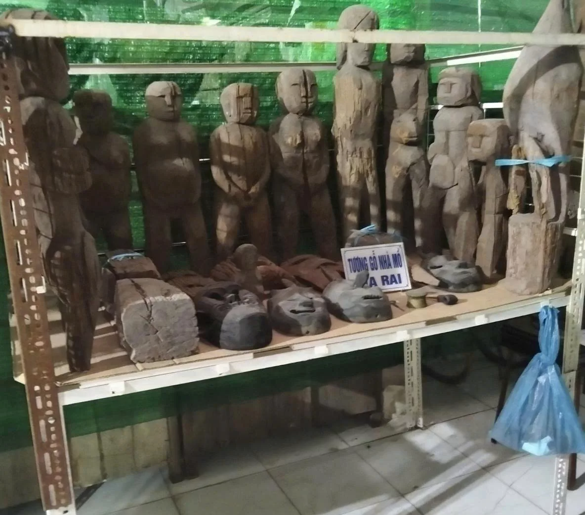 TƯỢNG GỖ NHÀ MỒ DÂN TỘC GIA RAI